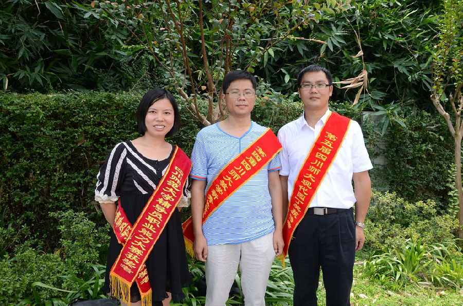 图为我院三名获奖教师合影(右一为肖卫东老师、中间为周永兴老师、左一为刘燕老师)1.jpg