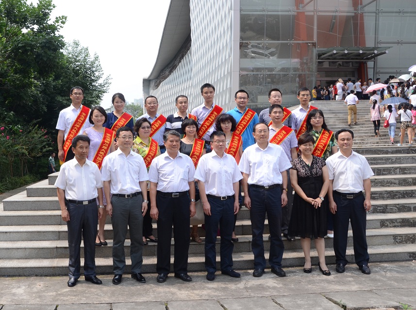图为肖卫东老师与学校领导合影(第三排左一为肖卫东老师)1.jpg