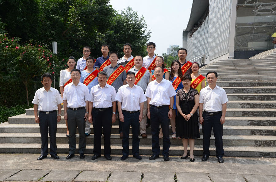 图为周永兴老师与学校领导合影(第二排左二为周永兴老师)1.jpg