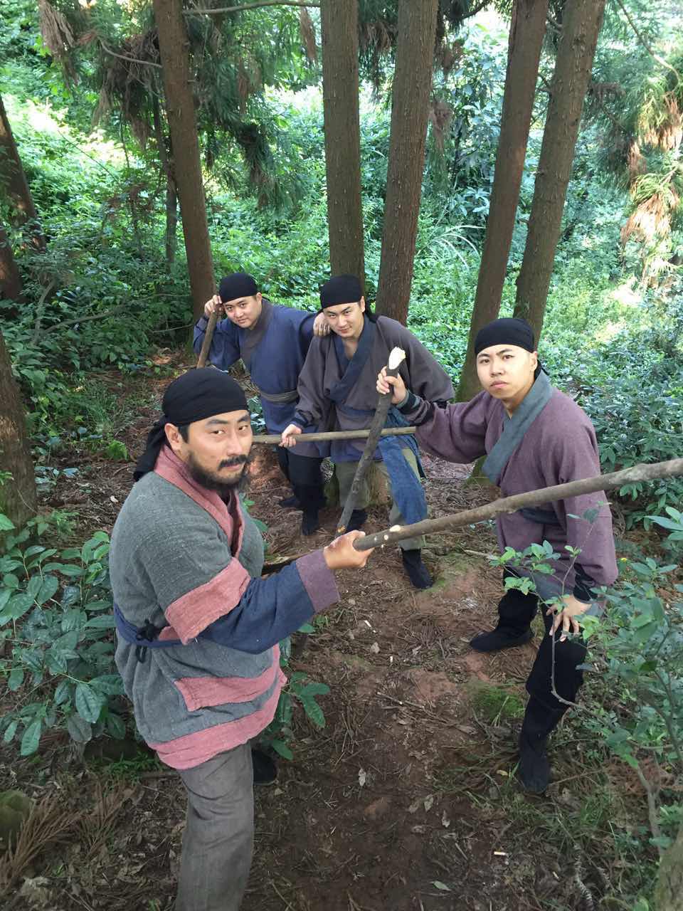 节目拍摄时,陈小晓老师陪在同学们身边,参与指导,并时刻关心着同学们