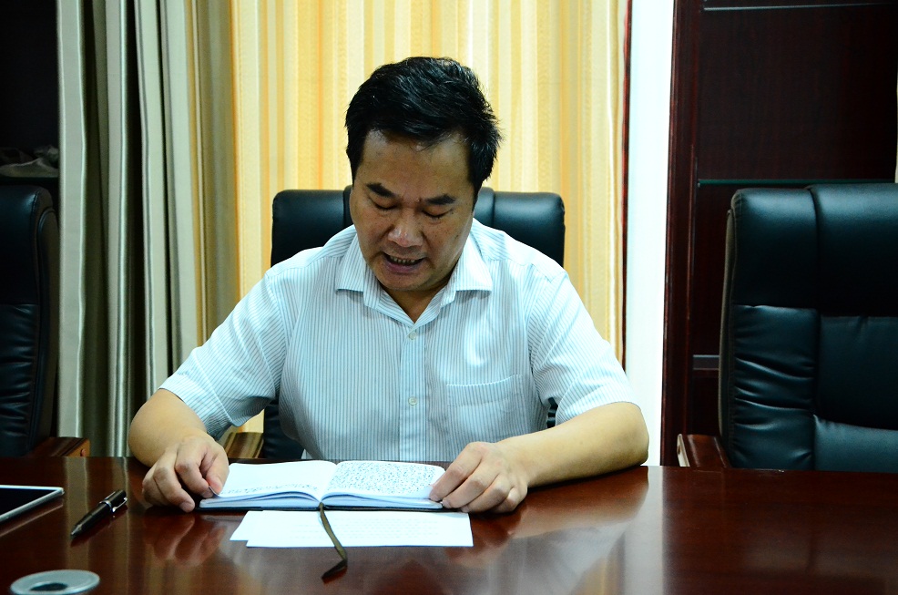 陇南广播电视台副台长刘江东主持仪式